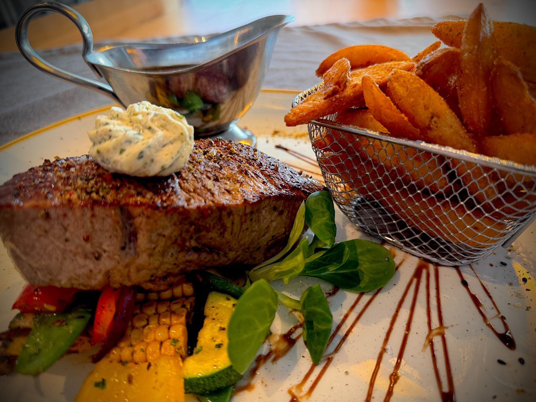 Steak mit Gemüse und Beilagen