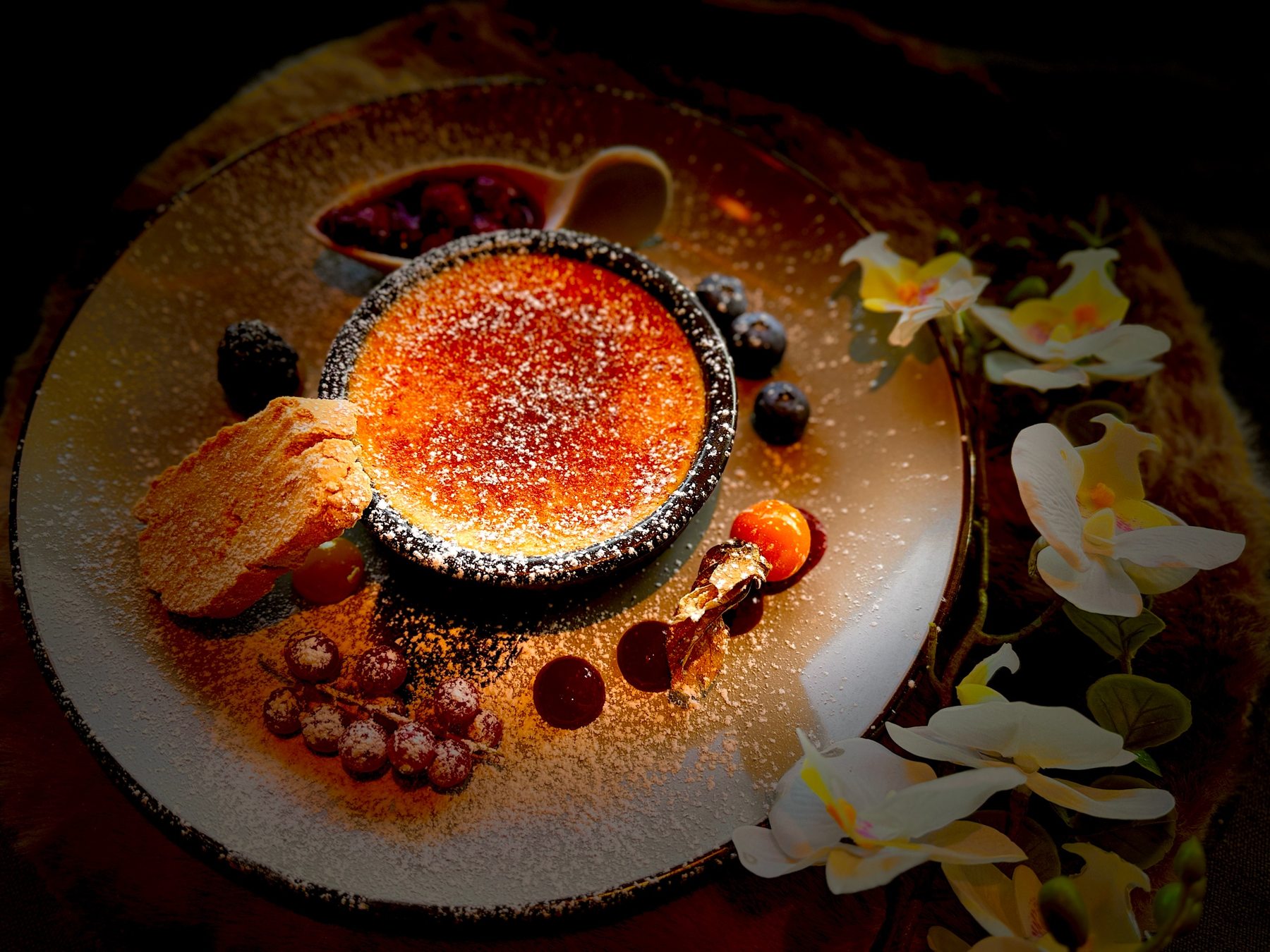 Karamellisiertes Dessert mit Früchten